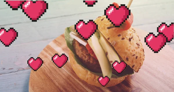 Εικόνα Από Καρδιές Που Επιπλέουν Πάνω Από Burger Ξύλινο Πίνακα — Φωτογραφία Αρχείου