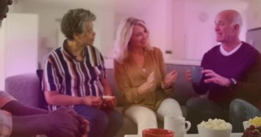 Farklı yaşlılardan oluşan grupların konuştuğu ışık noktalarının animasyonu. Huzurevi takılma ve dijital arayüz konsepti dijital olarak oluşturulmuş video.