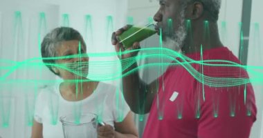 Afro-Amerikan yaşlı çiftin sağlıklı bir içecek içmesi üzerine veri işleme animasyonu. Huzurevi takılma ve dijital arayüz konsepti dijital olarak oluşturulmuş video.