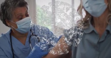 Beyaz hastayı tedavi eden Afro-Amerikan kadın doktor üzerindeki virüs ikonunun animasyonu. Huzurevi takılma ve dijital arayüz konsepti dijital olarak oluşturulmuş video.