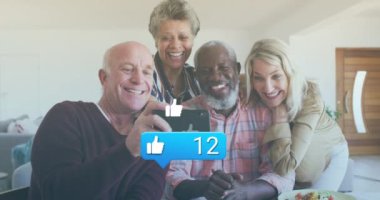 Farklı yaşlıların selfie çekmesi üzerine medya simgelerinin canlandırılması. Huzurevi takılma ve dijital arayüz konsepti dijital olarak oluşturulmuş video.