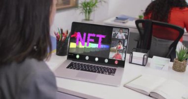 Kafkasyalı iş kadını çeşitli iş arkadaşlarıyla görüntülü görüşme için dizüstü bilgisayar kullanıyor. ticari iletişim teknolojisi, dijital kompozit video.