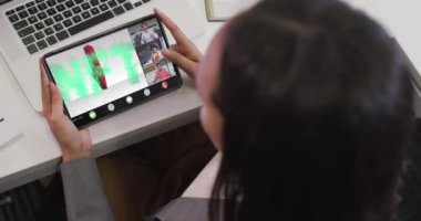 Çeşitli iş arkadaşlarıyla video görüşmesi için tablet kullanan iki ırklı bir iş kadını. ticari iletişim teknolojisi, dijital kompozit video.