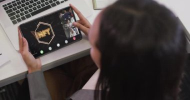 Çeşitli iş arkadaşlarıyla video görüşmesi için tablet kullanan iki ırklı bir iş kadını. ticari iletişim teknolojisi, dijital kompozit video.