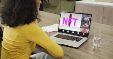 Afrikalı Amerikalı iş kadını çeşitli iş arkadaşlarıyla görüntülü konuşma için dizüstü bilgisayar kullanıyor. ticari iletişim teknolojisi, dijital kompozit video.