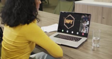 Afrikalı Amerikalı iş kadını çeşitli iş arkadaşlarıyla görüntülü konuşma için dizüstü bilgisayar kullanıyor. ticari iletişim teknolojisi, dijital kompozit video.