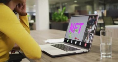 Afrikalı Amerikalı iş kadını çeşitli iş arkadaşlarıyla görüntülü konuşma için dizüstü bilgisayar kullanıyor. ticari iletişim teknolojisi, dijital kompozit video.