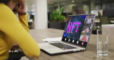 Çift ırklı iş kadını çeşitli iş arkadaşlarıyla görüntülü konuşma için dizüstü bilgisayar kullanıyor. ticari iletişim teknolojisi, dijital kompozit video.