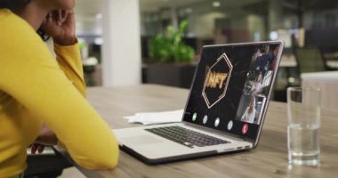 Çift ırklı iş kadını çeşitli iş arkadaşlarıyla görüntülü konuşma için dizüstü bilgisayar kullanıyor. ticari iletişim teknolojisi, dijital kompozit video.