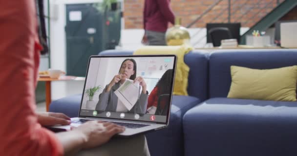 Mulher Negócios Racial Usando Laptop Para Videochamada Com Colega Negócios — Vídeo de Stock