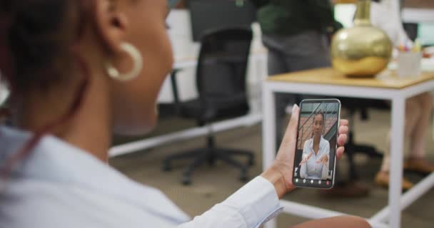 Empresaria Afroamericana Usando Smartphone Para Videollamada Con Colega Negocios Tecnología — Vídeos de Stock