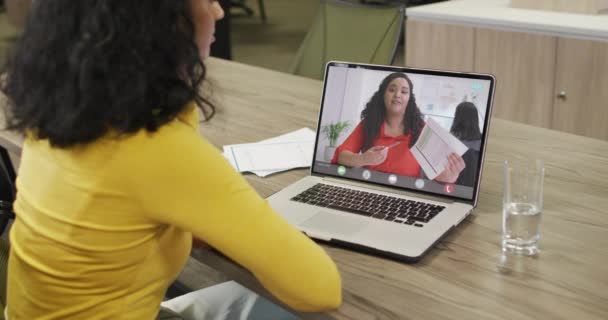 Çift Irklı Arkadaşlarıyla Video Görüşmesi Için Bilgisayarını Kullanan Afrikalı Amerikalı — Stok video