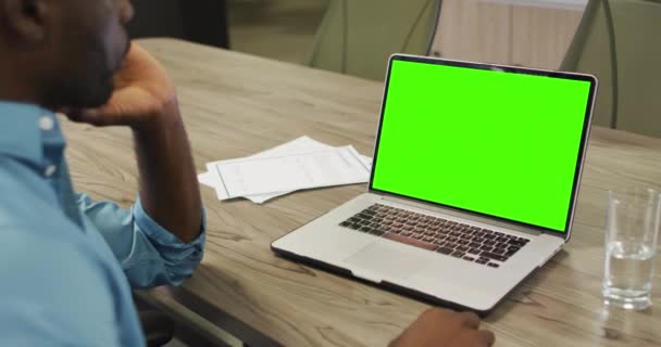 Pengusaha Afrika Amerika Menggunakan Laptop Untuk Panggilan Video Dengan Ruang — Stok Video