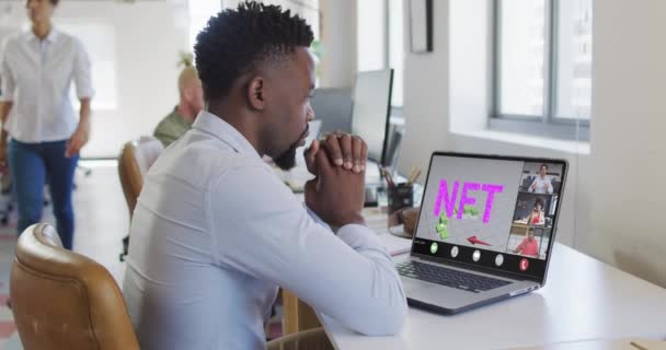 アフリカ系アメリカ人のビジネスマンは 多様なビジネス同僚とビデオ通話のためにラップトップを使用しています ビジネスコミュニケーション技術デジタル複合ビデオ — ストック動画