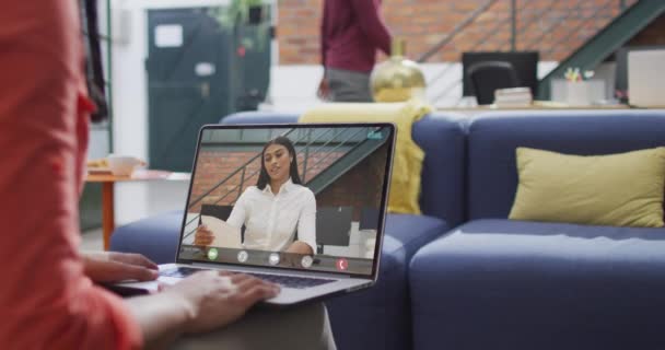 出産のビジネスの同僚とのビデオ通話のためのラップトップを使用して出産の実業家 ビジネスコミュニケーション技術デジタル複合ビデオ — ストック動画