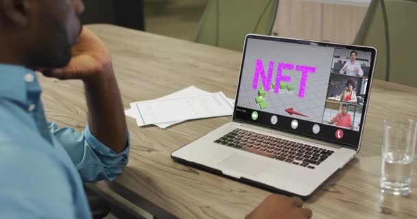 Pengusaha Afrika Amerika Menggunakan Laptop Untuk Panggilan Video Dengan Beragam — Stok Video