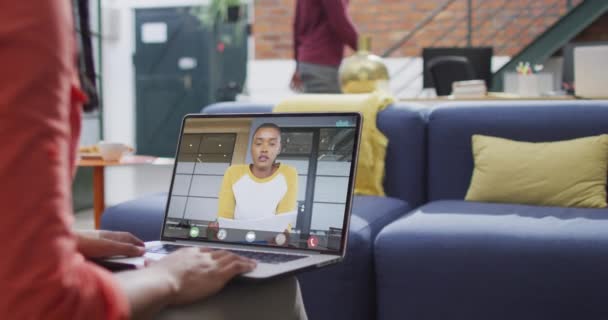 アフリカ系アメリカ人ビジネスの同僚とのビデオ通話のためにラップトップを使用して出生ビジネス女性 ビジネスコミュニケーション技術デジタル複合ビデオ — ストック動画