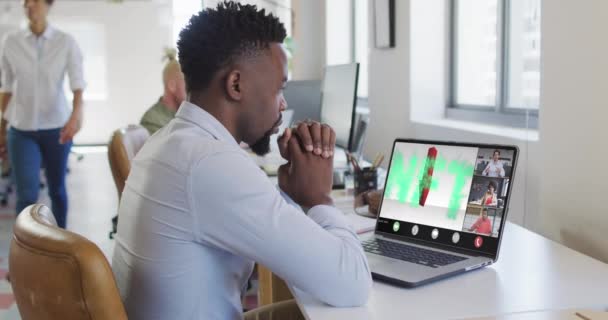 Afrykański Amerykański Biznesmen Korzystający Laptopa Rozmów Wideo Różnymi Kolegami Pracy — Wideo stockowe