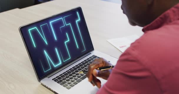 Afrykański Amerykański Biznesmen Korzystający Laptopa Rozmów Wideo Nft Text Technologia — Wideo stockowe