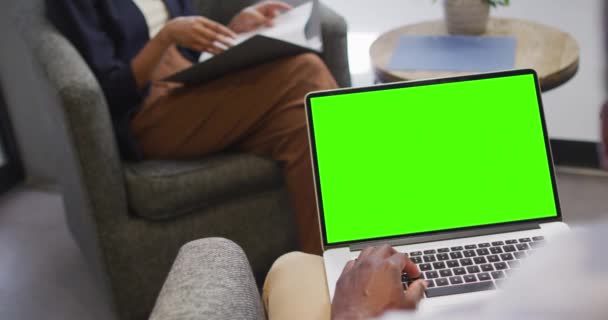 Afro Amerikaanse Zakenman Die Laptop Gebruikt Voor Videogesprekken Met Kopieerruimte — Stockvideo