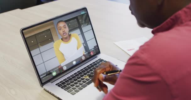 Africký Americký Podnikatel Používající Notebook Pro Videohovory Africkým Americkým Obchodním — Stock video
