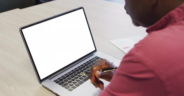 Αφροαμερικανός Επιχειρηματίας Που Χρησιμοποιεί Φορητό Υπολογιστή Για Βιντεοκλήση Χώρο Αντιγραφής — Αρχείο Βίντεο