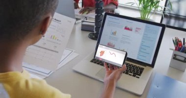 Afro-Amerikalı iş kadını veri işleme ile ilgili video görüşmesi için akıllı telefonu kullanıyor. ticari iletişim teknolojisi, dijital kompozit video.