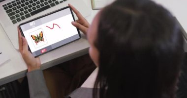 Veri işleme ile video görüşmesi için tablet kullanan melez bir iş kadını. ticari iletişim teknolojisi, dijital kompozit video.