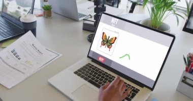 Afro-Amerikalı iş kadını veri işleme ile video görüşmesi için dizüstü bilgisayar kullanıyor. ticari iletişim teknolojisi, dijital kompozit video.