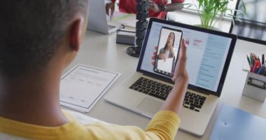 Afrika kökenli Amerikalı iş kadını çift ırklı iş arkadaşlarıyla video görüşmesi için akıllı telefon kullanıyor. ticari iletişim teknolojisi, dijital kompozit video.