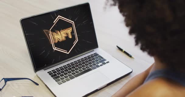 Empresaria Afroamericana Usando Laptop Para Videollamada Con Texto Nft Tecnología — Vídeo de stock