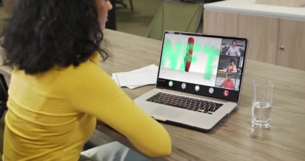 Afrikai Amerikai Üzletasszony Aki Laptopot Használ Videohívásra Különböző Üzleti Kollégákkal — Stock videók