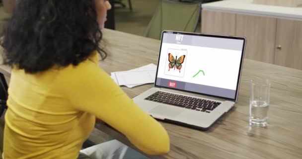 Afroamerykanska Bizneswoman Uzywajaca Laptopa Rozmowy Wideo Przetwarzaniem Danych Technologia Komunikacji — Wideo stockowe