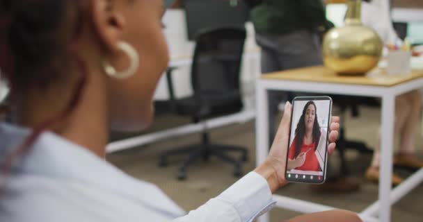 Empresária Afro Americana Usando Smartphone Para Videochamada Com Colega Negócios — Vídeo de Stock