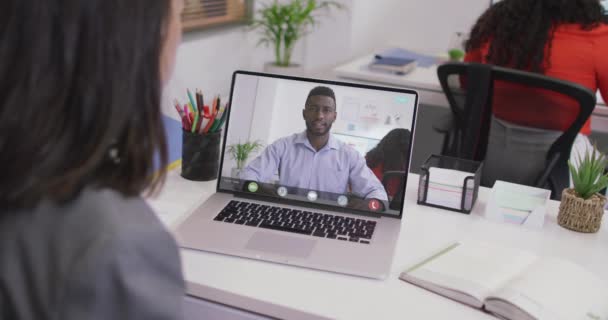 Biraciale Zakenvrouw Die Laptop Gebruikt Voor Videogesprekken Met Afrikaanse Amerikaanse — Stockvideo