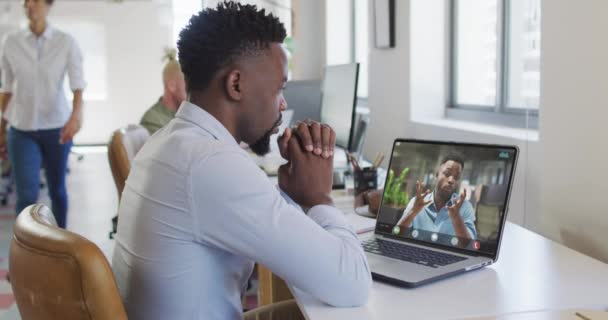 Африканський Американський Бізнесмен Використовує Ноутбук Відеодзвінків Афроамериканською Діловою Колегою Технологія — стокове відео