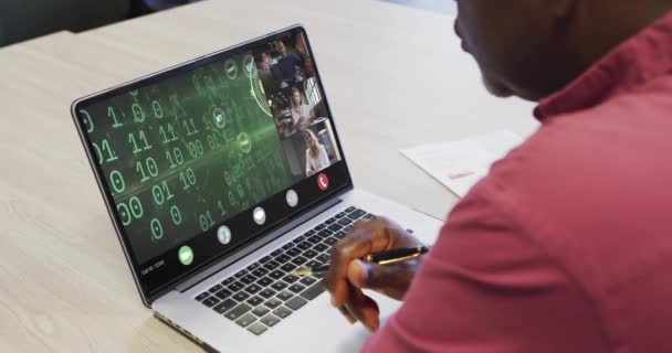 Empresário Afro Americano Usando Laptop Para Videochamada Com Diversos Colegas — Vídeo de Stock