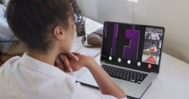 Çift ırklı bir kadının laptopta çeşitli iş arkadaşlarıyla görüntülü konuşma yaptığı bir video. iş, işbirliği, dijital kaynaklar ve dijital olarak üretilen teknoloji konseptiyle ofiste çalışmak.