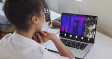 Çift ırklı bir kadının iş arkadaşlarıyla görüntülü konuşma yaptığı bir video. iş, işbirliği, dijital kaynaklar ve dijital olarak üretilen teknoloji konseptiyle ofiste çalışmak.