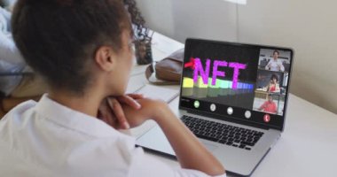 Çift ırklı bir kadının iş arkadaşlarıyla görüntülü konuşma yaptığı bir video. iş, işbirliği, dijital kaynaklar ve dijital olarak üretilen teknoloji konseptiyle ofiste çalışmak.