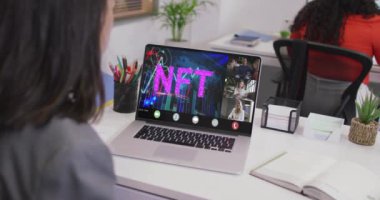 Kafkasyalı bir kadının çeşitli iş arkadaşlarıyla dizüstü bilgisayarda görüntülü konuşma yaptığı video. iş, işbirliği, dijital kaynaklar ve dijital olarak üretilen teknoloji konseptiyle ofiste çalışmak.