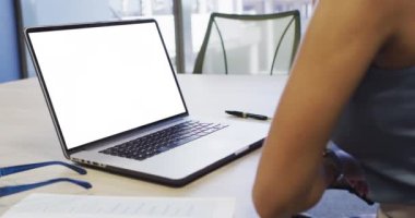 Bilgisayarda çalışan melez kadının videosu. Ekranda kopyalama alanı var. iş ve ofiste dijital olarak üretilen video teknolojisi konseptiyle çalışmak.