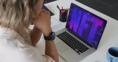Ekranda Nft ile çalışan beyaz bir kadının videosu. iş, işbirliği, dijital kaynaklar ve dijital olarak üretilen teknoloji konseptiyle ofiste çalışmak.