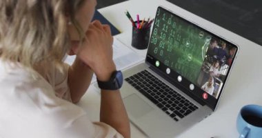 Kafkasyalı bir kadının bilgisayarında çeşitli iş arkadaşlarıyla şifreli para birimi videosu görüntüsü var. iş, işbirliği, dijital kaynaklar ve teknoloji kavramı ile birlikte dijital olarak üretmek