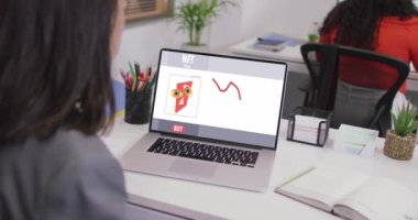 Ekranda Nft ile çalışan beyaz bir kadının videosu. iş, işbirliği, dijital kaynaklar ve dijital olarak üretilen teknoloji konseptiyle ofiste çalışmak.