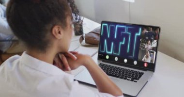 Çift ırklı bir kadının laptopta çeşitli iş arkadaşlarıyla görüntülü konuşma yaptığı bir video. iş, işbirliği, dijital kaynaklar ve dijital olarak üretilen teknoloji konseptiyle ofiste çalışmak.