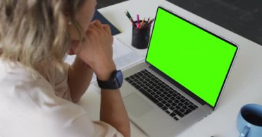 Kafkasyalı kadının ekranda kopyalama alanı olan dizüstü bilgisayarı kullandığının videosu. iş ve ofiste dijital olarak üretilen video teknolojisi konseptiyle çalışmak.