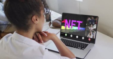 Çift ırklı bir kadının laptopta çeşitli iş arkadaşlarıyla görüntülü konuşma yaptığı bir video. iş, işbirliği, dijital kaynaklar ve dijital olarak üretilen teknoloji konseptiyle ofiste çalışmak.