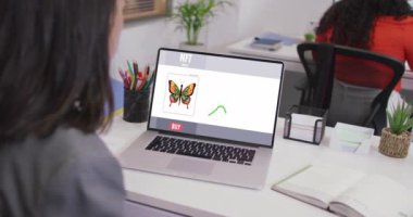 Ekranda Nft ile çalışan beyaz bir kadının videosu. iş, işbirliği, dijital kaynaklar ve dijital olarak üretilen teknoloji konseptiyle ofiste çalışmak.