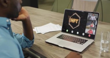 Afro-Amerikan bir adamın laptopta çeşitli iş arkadaşlarıyla görüntülü konuşma yaptığı bir video. iş, işbirliği, dijital kaynaklar ve dijital olarak üretilen teknoloji konseptiyle ofiste çalışmak.